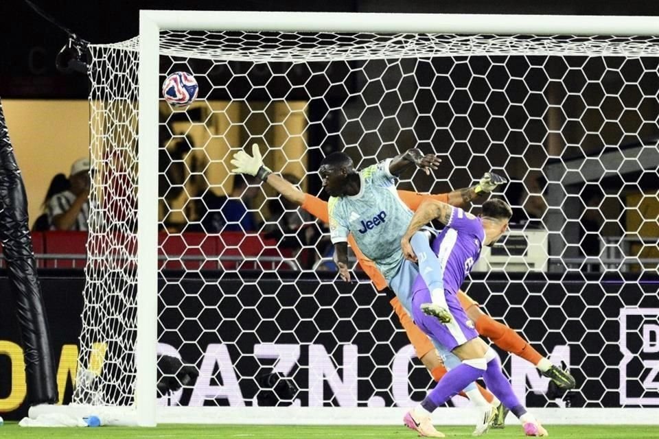 Randal Kolo Muani marcó dos goles a los árabes.