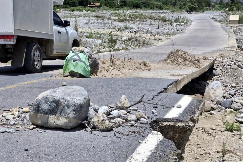 En el camino hay tramos de pura terracería y con múltiples desgajamientos.