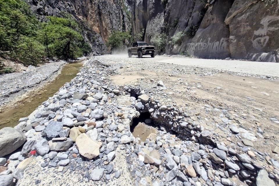 En el camino hay tramos de pura terracería y con múltiples desgajamientos.
