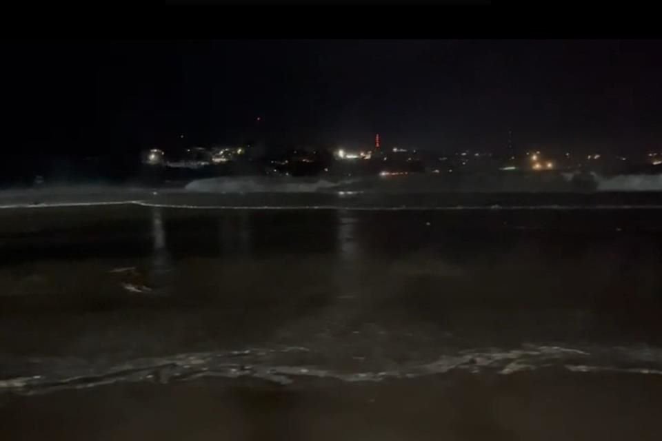 Huracán 'Erick' se elevó a categoría 4, previo a tocar tierra en límites de Oaxaca y Guerrero, con vientos máximos sostenidos de 230 km/h.