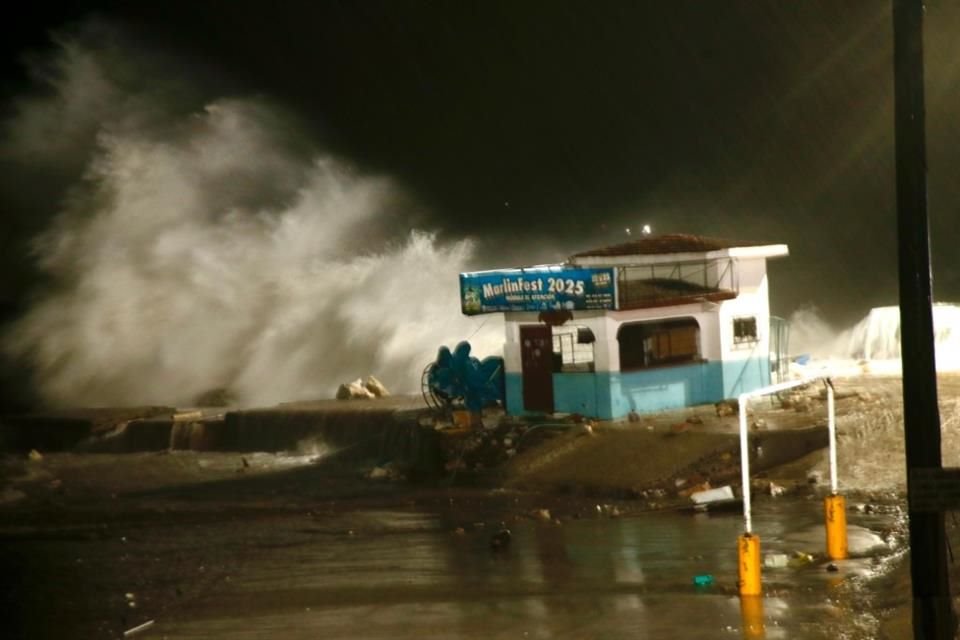 Grandes marejadas y una lluvia intensa afectaron a Puerto Escondido, en Oaxaca.