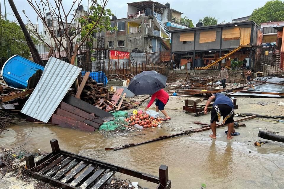 Afectaciones en carreteras, inundaciones y cortes de energía eléctrica es el saldo de los daños que ha dejado el huracán 'Erick' en Oaxaca y Guerrero.