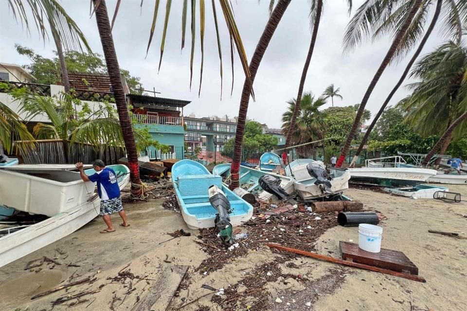 Al filo de la medianoche, grandes marejadas y una intensa lluvia afectaron a Puerto Escondido. Varias embarcaciones de pescadores fueron arrastradas por el agua.