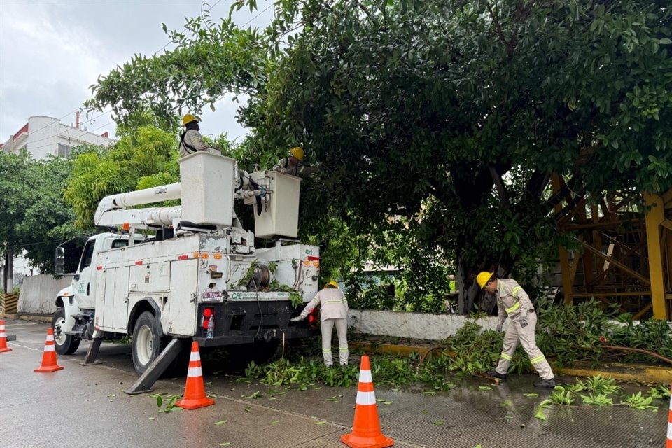 En Acapulco se han registrado algunas afectaciones menores.