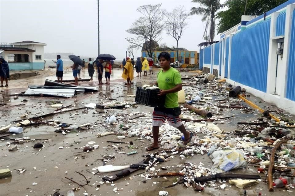 El Aeropuerto de Puerto Escondido cerró las operaciones aéreas, hasta que se normalicen las condiciones climatológicas, indicó la Coordinadora Nacional de Protección Civil, Laura Velázquez.