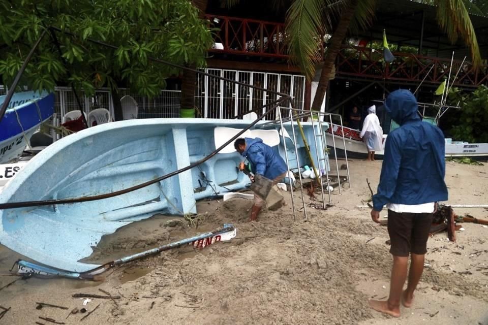 Al menos 55 municipios de Oaxaca y 15 de Guerrero fueron declarados en alerta roja por el Sistema de Alerta Temprana para Ciclones Tropicales, de la Coordinación Nacional de Protección Civil.<br>