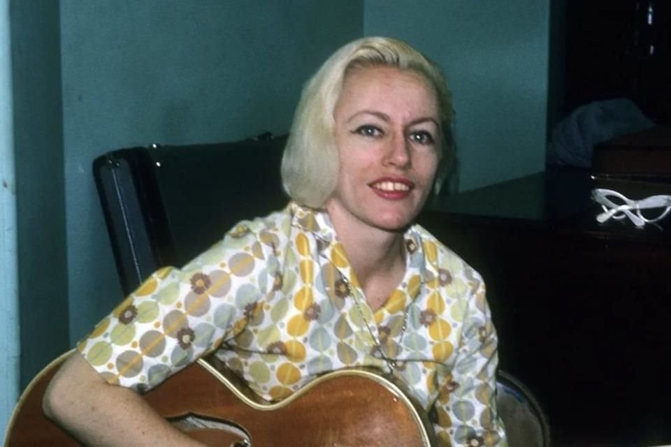 La bajista Carol Kaye rechazó su ingreso al Salón de la Fama del Rock por el uso del término 'Wrecking Crew', que considera insultante.
