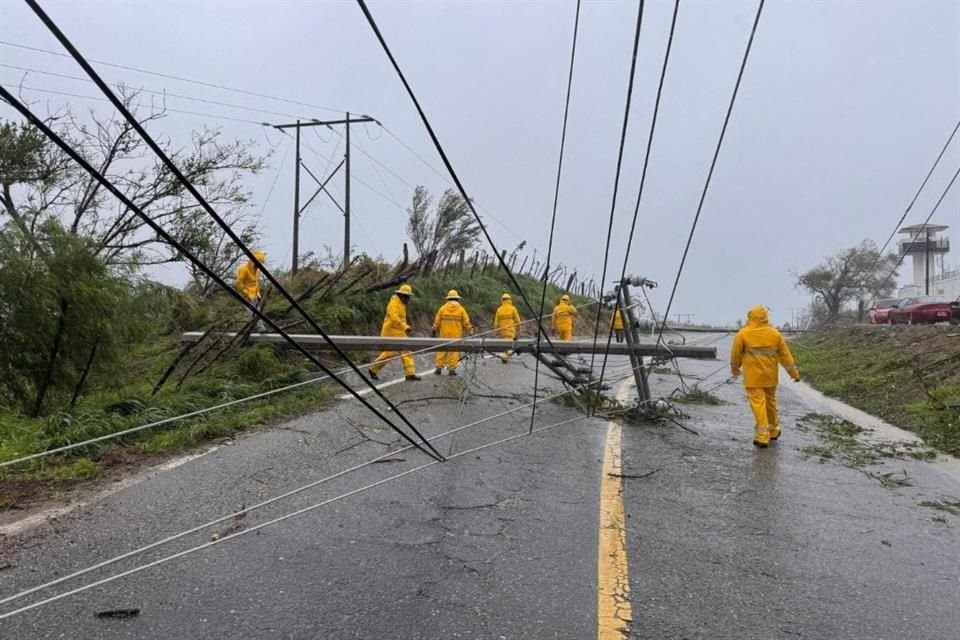 En Ometepec, personal de la CFE trabaja en el restablecimiento de una línea reventada tras el paso del huracán Erick.