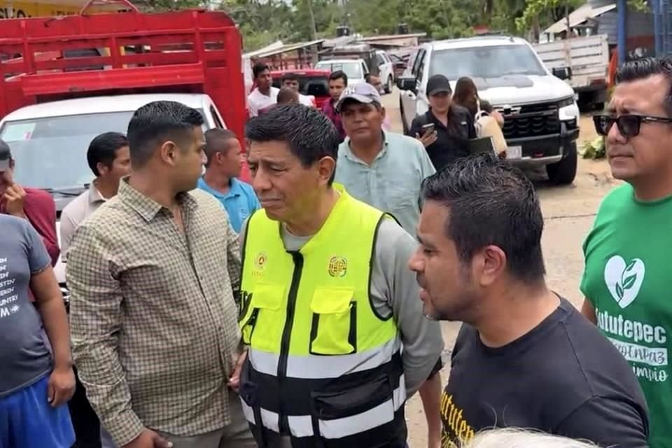 Tras el embate del huracán 'Erick', Salomón Jara Cruz, Gobernador de Oaxaca, se desplazó a las zonas dañadas con el fin de evaluar la situación y gestionar el apoyo necesario.