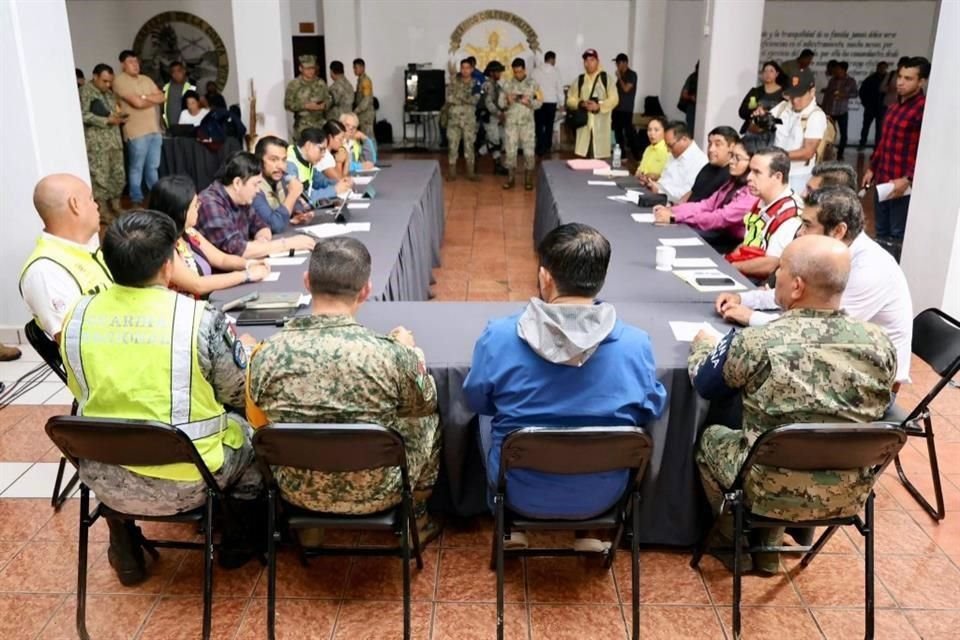 Tras el embate del huracán 'Erick', Salomón Jara Cruz, Gobernador de Oaxaca, se desplazó a las zonas dañadas con el fin de evaluar la situación y gestionar el apoyo necesario.
