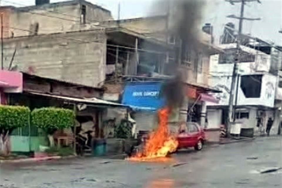 Zitácuaro, Michoacán, sufrió esta tarde una ola de violencia con balaceras y la quema de una tienda de conveniencia, acciones atribuidas al CJNG.