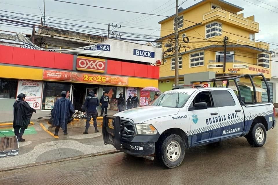 Zitácuaro, Michoacán, sufrió esta tarde una ola de violencia con balaceras y la quema de una tienda de conveniencia, acciones atribuidas al CJNG.