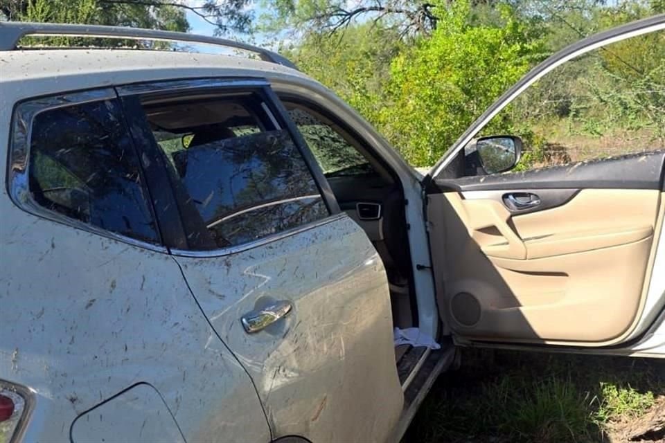 El vehículo fue encontrado la tarde de ayer en una brecha, en zona despoblada de Cerralvo.