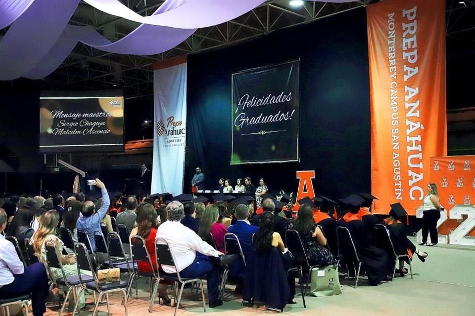 Más de 100 alumnos de la Prepa Anáhuac celebran la culminación de sus estudios con una misa y entrega de reconocimientos.
