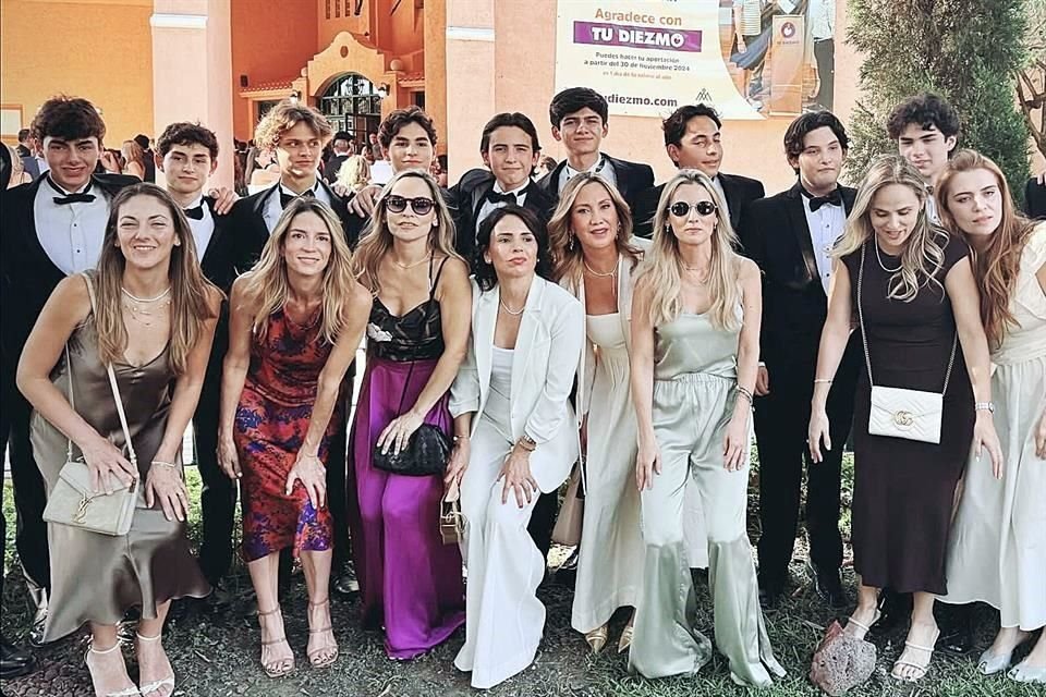Mamás y alumnos durante la misa de graduación.