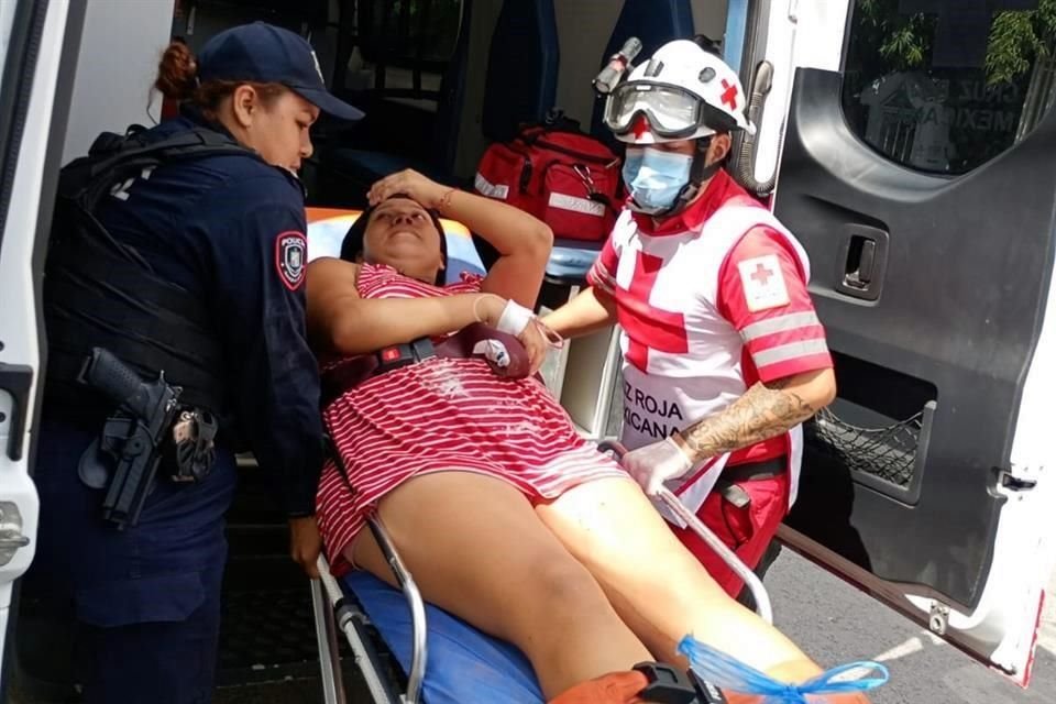 Una policía ayuda a una mujer a dar a luz a sus bebé en el cuarto de un baño tras pedir auxilio al 911, en la Colonia Paraíso, en Guadalupe.
