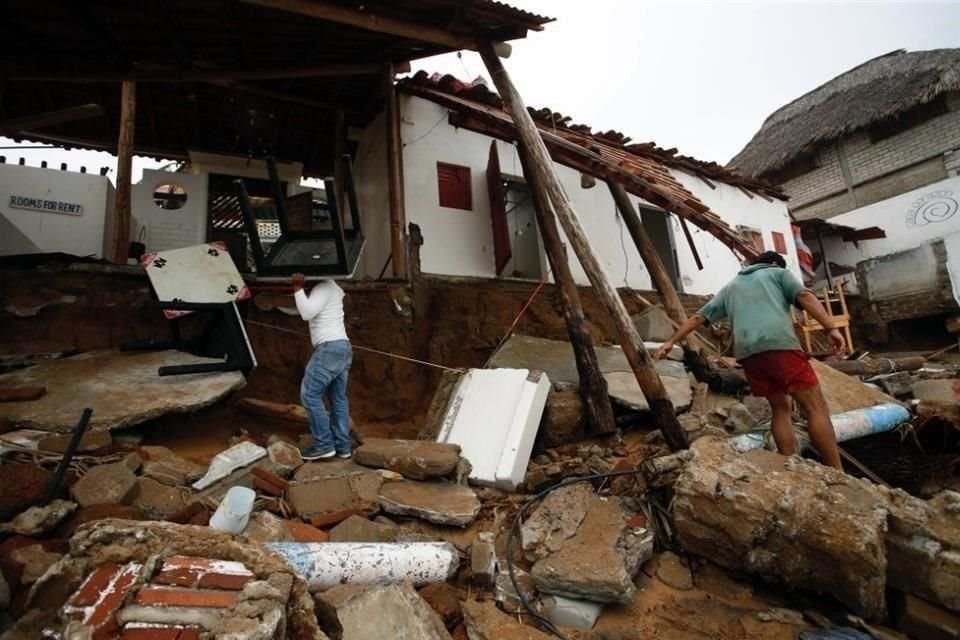 Viviendas destrozadas e inundaciones fue lo que dejó a su paso en Oaxaca y Guerrero el huracán 'Erick' tras impactar ayer en la mañana.