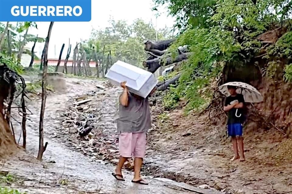 Los pobladores que vivieron impacto de huracán 'Erick' lo calificaron como 'mini tsunami'; dejó en Oaxaca y Guerrero viviendas destrozadas.