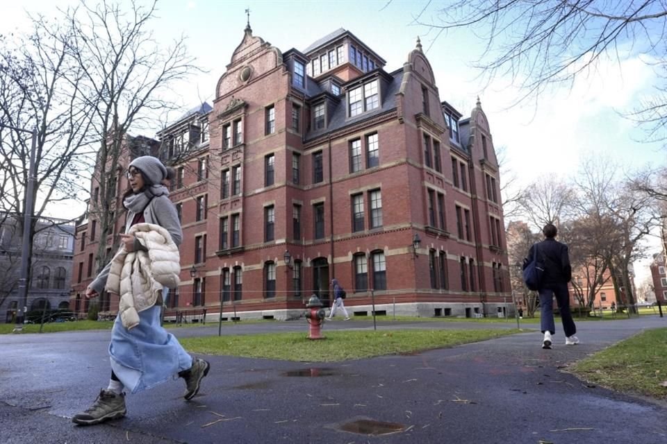 La Universidad de Harvard se ubica en Cambridge, Massachusetts.