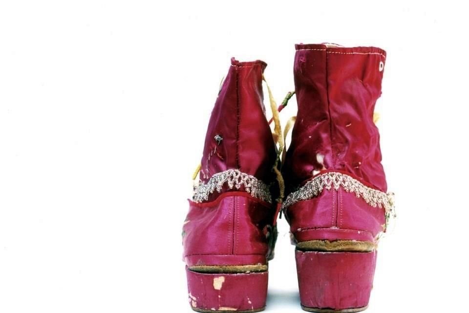 Las fotografías de Miyako Ishiuchi de los zapatos de Frida exhiben las secuelas que dejó la poliomielitis en su cuerpo.