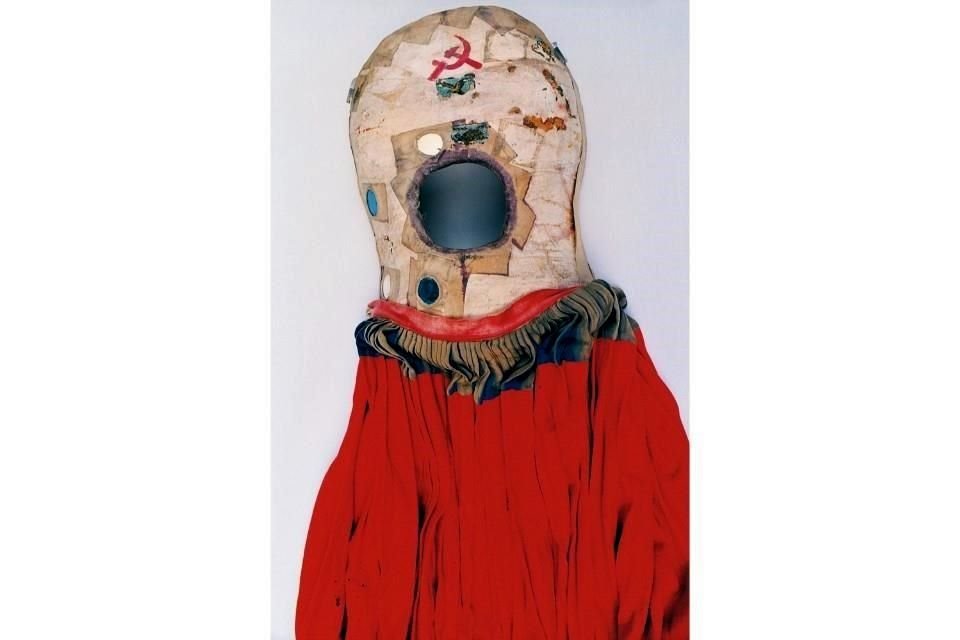 Corsés, faldas y rebozos de Frida cuentan una historia distinta en las imágenes de Ishiuchi, la de la relación de Kahlo con su cuerpo herido.