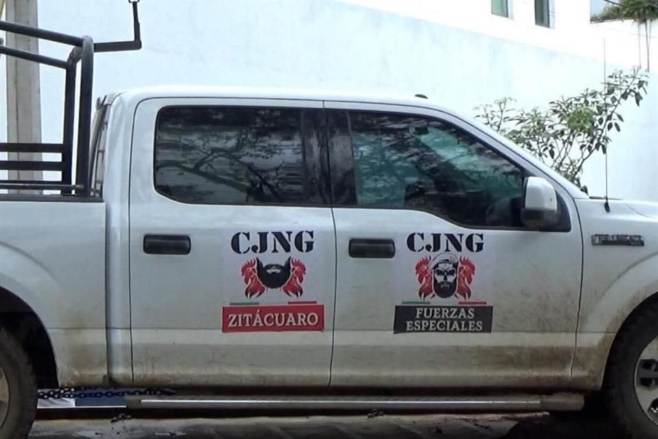 Algunos de los vehículos asegurados por el Ejército contaban con una pegatía que decía 'CJNG Zirácuaro, Fuerzas Especiales'.