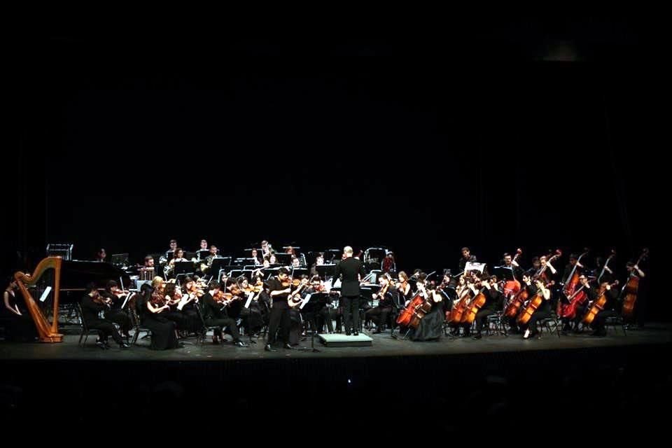 Hier soir, l'ensemble a répété le succès, cette fois accompagné d'étudiants de l'École de musique et de danse de Monterrey.
