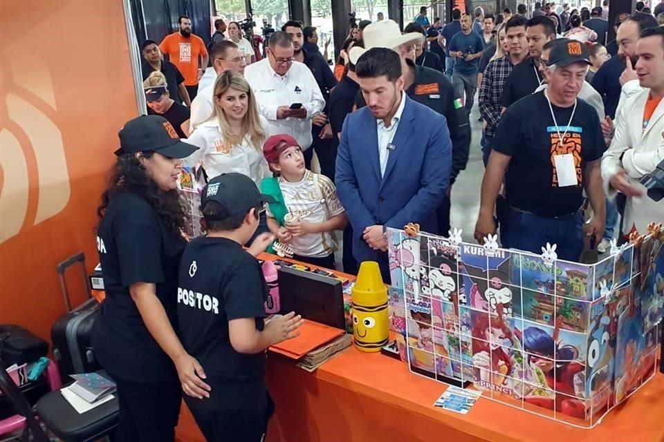 El Gobernador hizo un recorrido por los módulos de los participantes en el mercado, y se retiró sin responder las preguntas que le hacían los medios de comunicación.