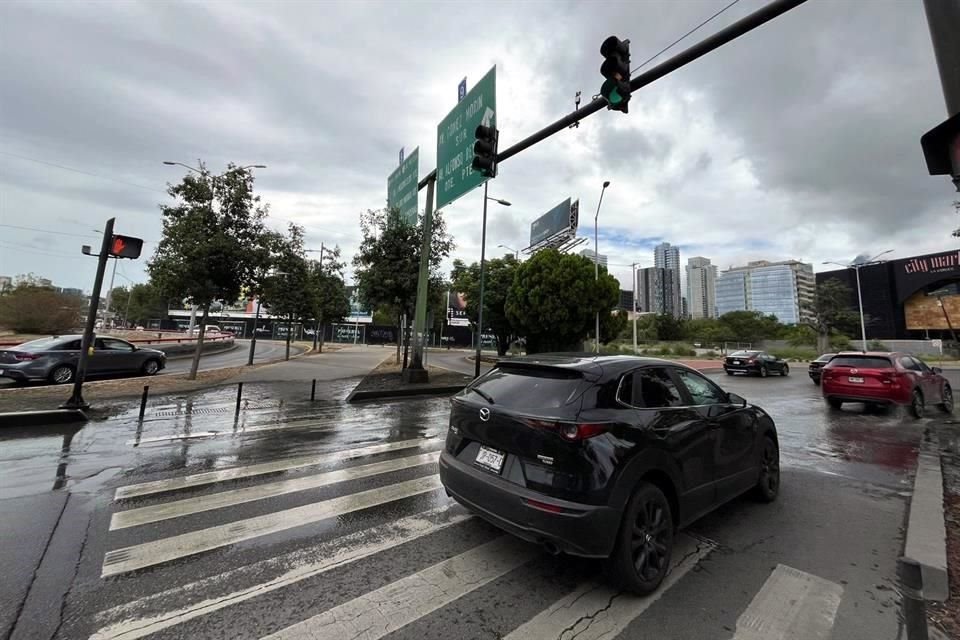 El agua brota de alcantarillas de la CFE y alcanza a las avenidas Gómez Morín y Vasconcelos, en San Pedro.
