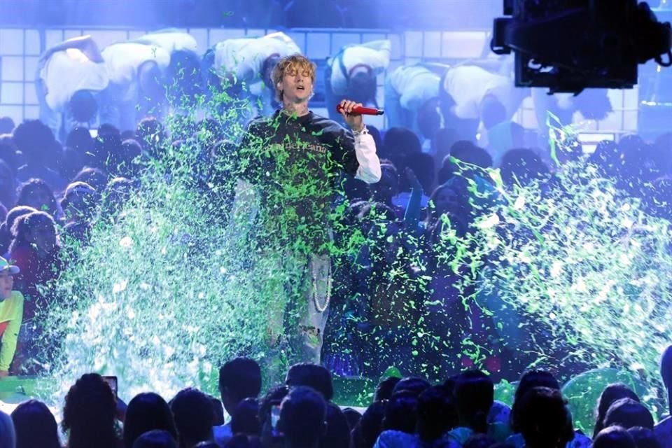 Jack Black, Machine Gun Kelly y el grupo femenino Katseye, empapados de slime en la ceremonia, realizada en el Barker Hangar, Santa Mónica.