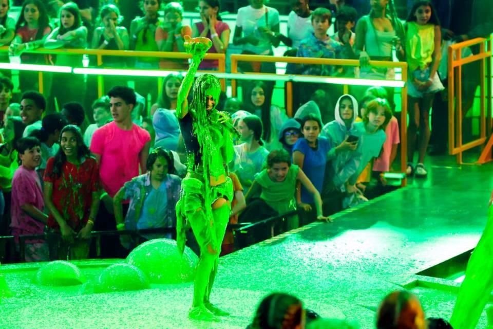 Como buena conductora del evento, Tyla también acabó bañada.