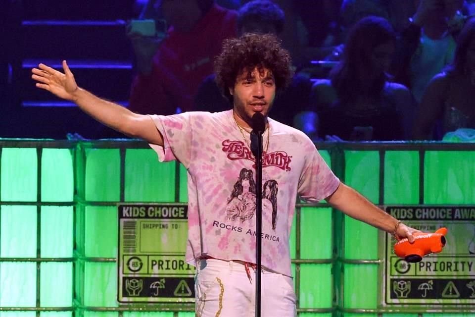 Benny Blanco aceptó el galardón a la Canción Viral Favorita ('Bluest Flame', con Selena Gomez).