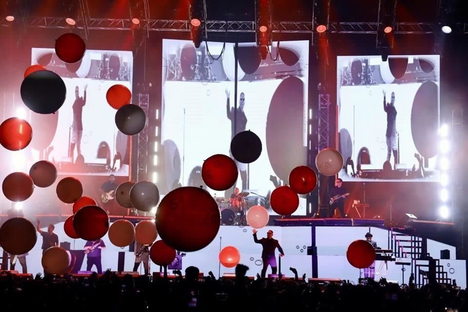 Con 'Breve Historia de Alcohol y una Mujer' inició la velada.