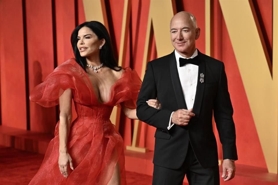 Además de su dinero, Bezos y Sánchez le pidieron a sus invitados, entre los que figuran varias estrellas de Hollywood, que hagan donaciones en su nombre como una especie de regalo de bodas.