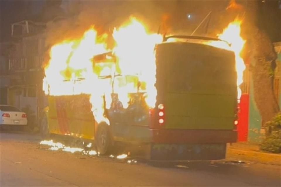 Hombres armados incendiaron un camión urbano en donde estaban cinco personas asesinadas en la Avenida Adolfo Ruiz Cortines.
