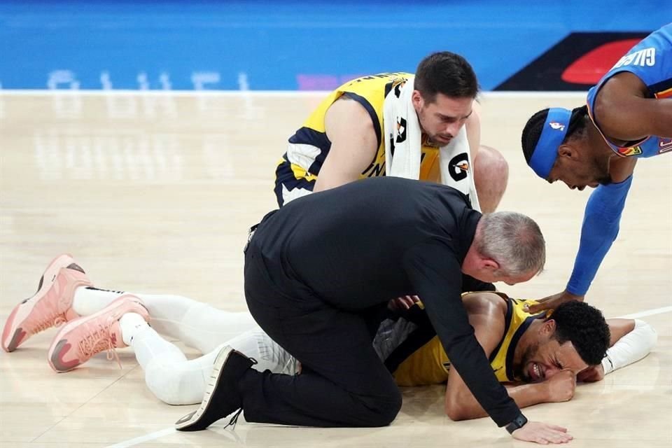 Tyrese Haliburton sintió la molestia en el tendón de aquiles de su pie derecho y de inmediato se tiró al suelo con gran gesto de dolor.