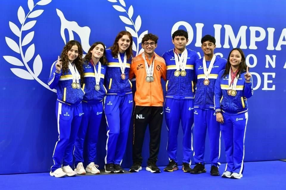 Emilio Treviño fue arropado por los clavadistas tapatíos en la ceremonia de premiación.