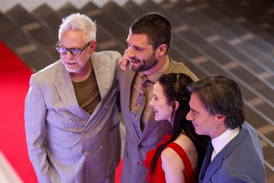 Tanto el cineasta como el nuevo Superman, David Corenswet, y su Lois Lane, Rachel Brosnahan, acudieron a la primera presentación oficial de la nueva película del mítico súper héroe.