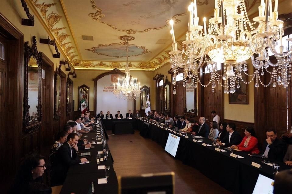 Durante la sesión, el Gobierno estatal planteó soluciones a la movilidad y contaminación.