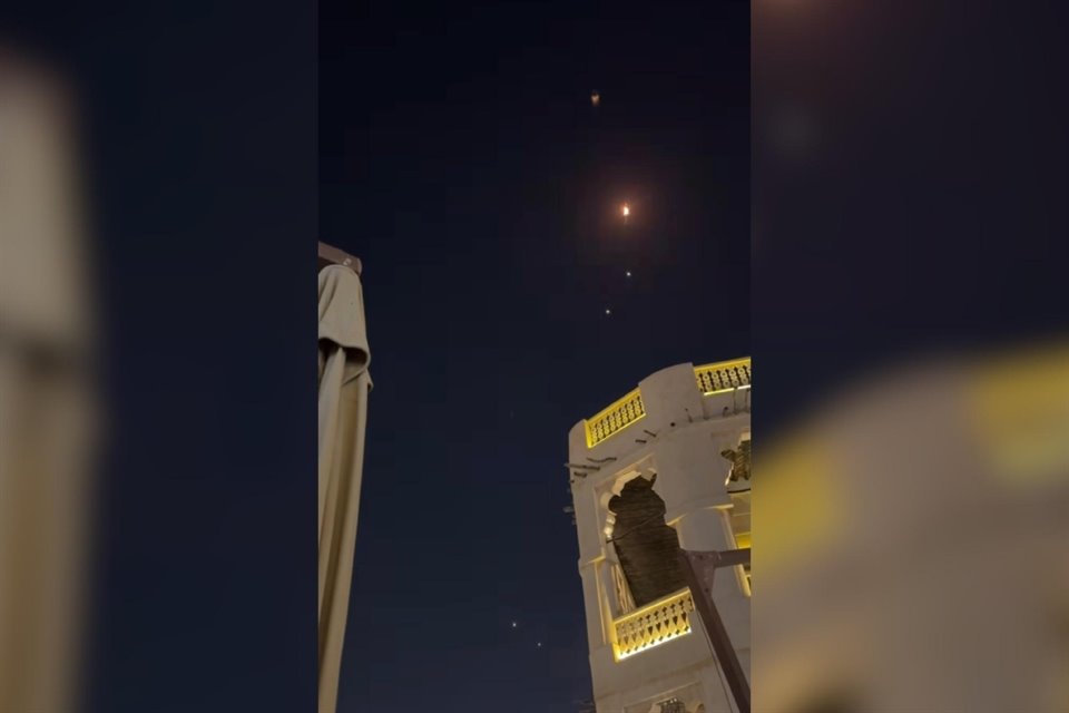 Irán lanzó misiles contra bases militares estadounidenses en Qatar luego que este país cerrara su espacio aéreo, según reportes.