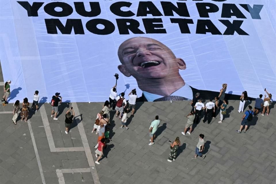 Greenpeace se unió a las protestas contra Jeff Bezos en Venecia con una mega pancarta sobre las exenciones fiscales del multimillonario.