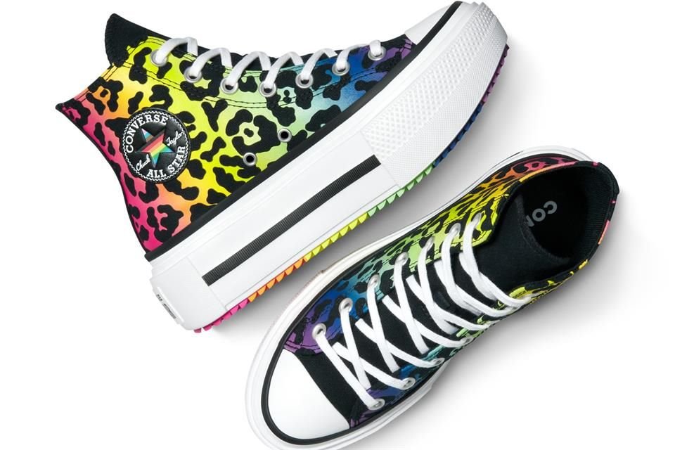 Con Converse destaca el modelo Chuck Taylor en distintas versiones decorado con un colorido singular y gráficos emblemáticos de sus archivos.