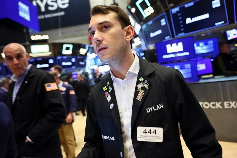 El índice Dow Jones ganó 0.88%, el Nasdaq escaló un 0.95% y el S&P 500 logró un avance de 0.96%.