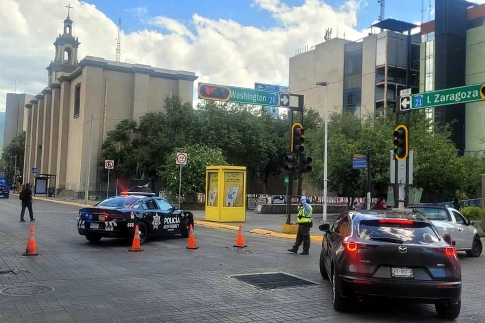 Tránsitos de Monterrey acordonaron el cruce de Washington y Zaragoza con unidades para desviar el tráfico.