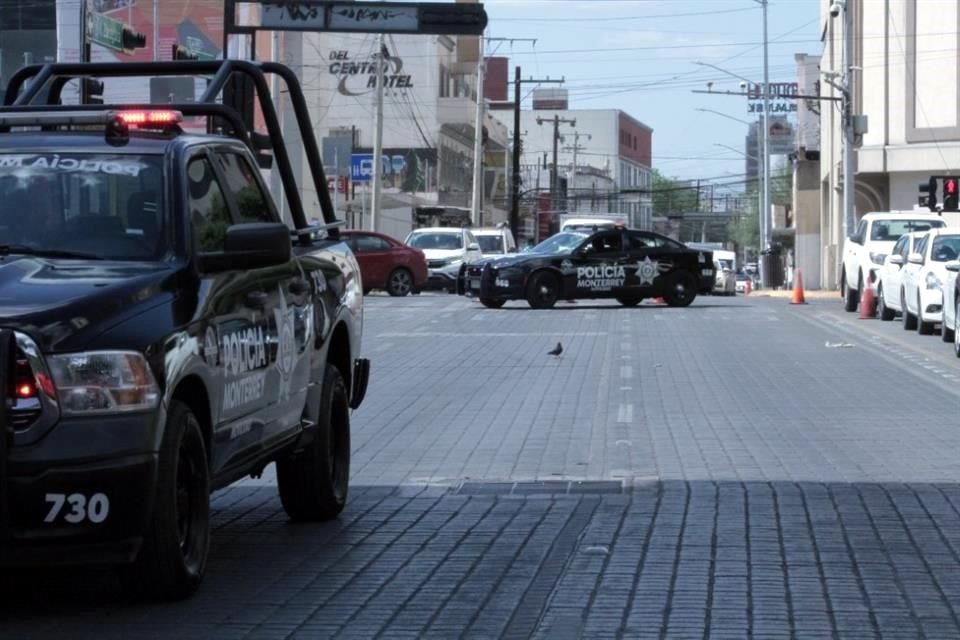 Tránsitos de Monterrey acordonaron el cruce de Washington y Zaragoza con unidades para desviar el tráfico.