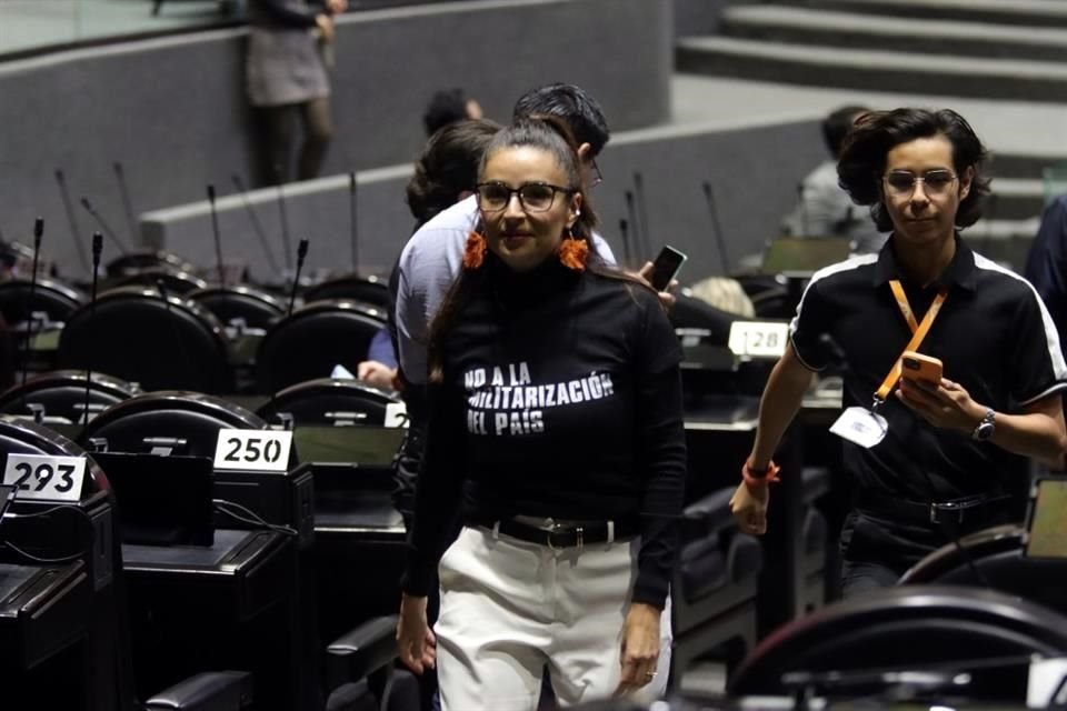MC temsilcisi Laura Ballesteros, iktidar grubunu militarizasyona karşı verdiği mücadeleyi unuttuğu için eleştirdi.