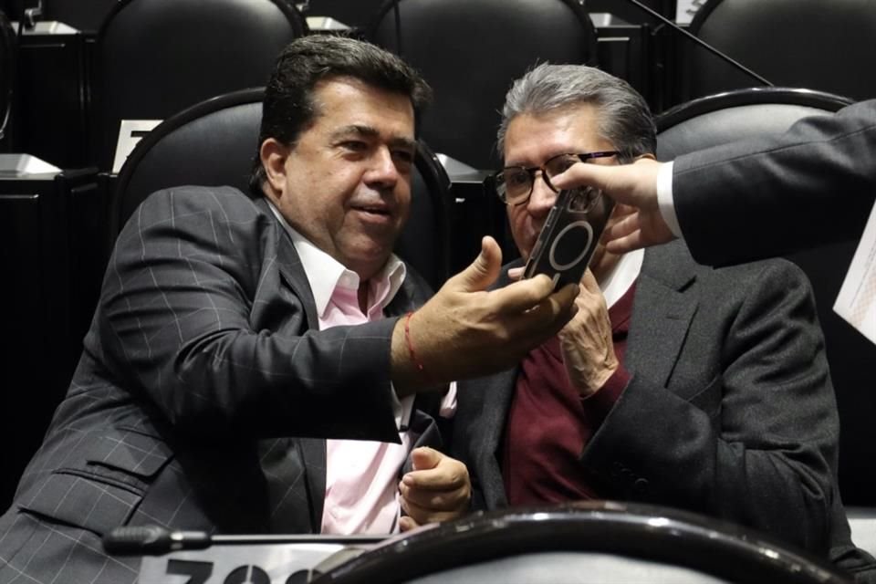 Pedro Haces y Ricardo Monreal, ambos líderes de Morena en Diputados y señalados por recibir a corruptores españoles, estaban platicando este 25 de junio en el Pleno.