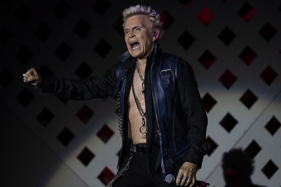 El rockero Billy Idol dijo que no le sorprendió tener un hijo perdido, en especial porque 'solía acostarse con lo que se moviera'.