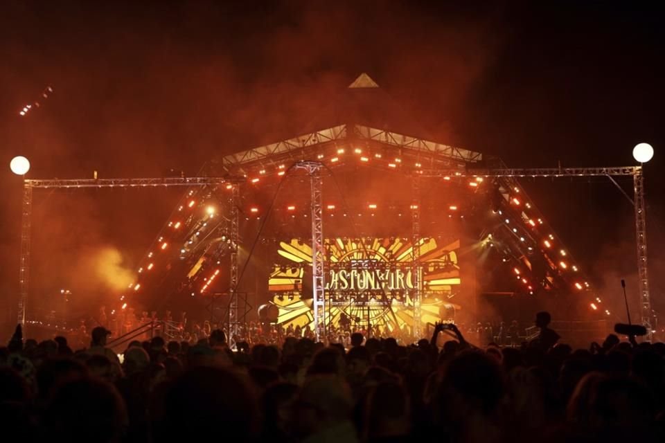 Glastonbury abrió sus puertas con Rod Stewart, Olivia Rodrigo y polémica por la presencia del grupo Kneecap, criticado por políticos.