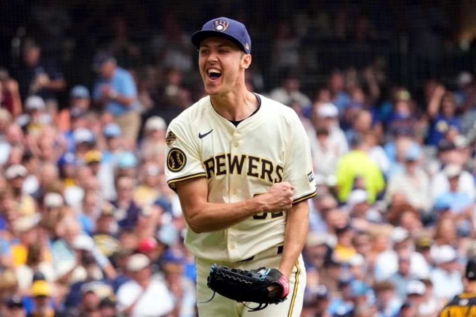 Jacob Misiorowski, de los Cerveceros, reacciona tras un ponche de Oneil Cruz, de los Piratas de Pittsburgh.